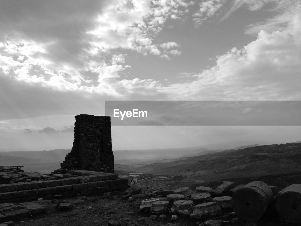 OLD RUIN BUILDING AGAINST SKY