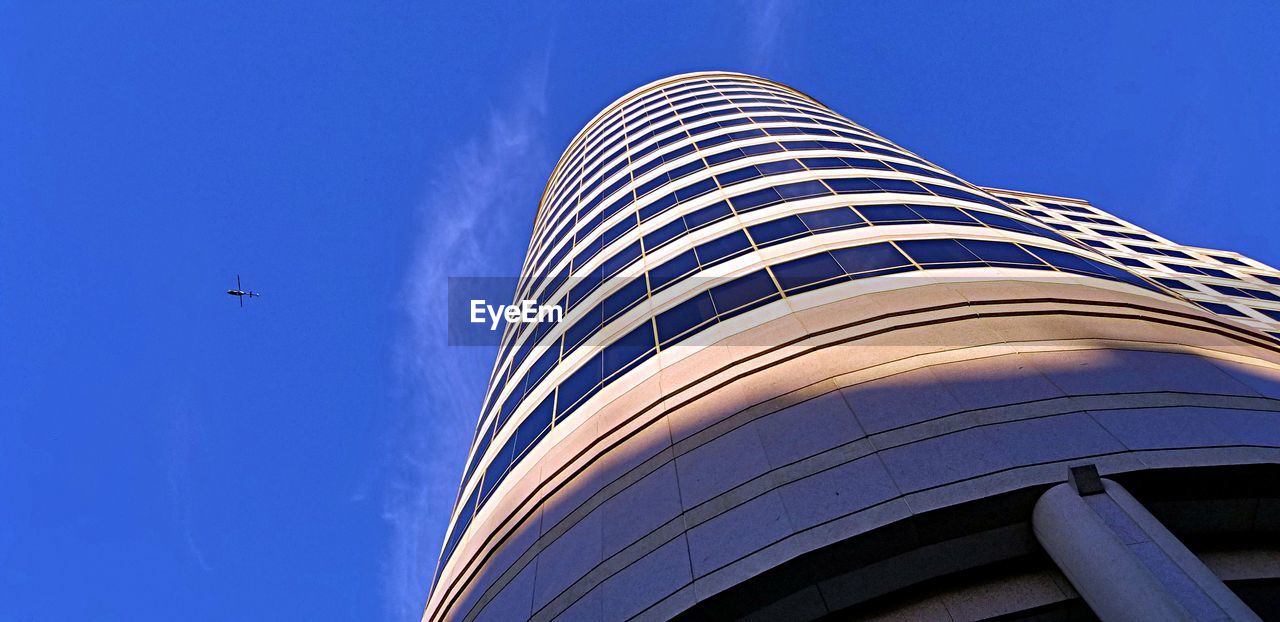 LOW ANGLE VIEW OF MODERN BUILDING AGAINST SKY