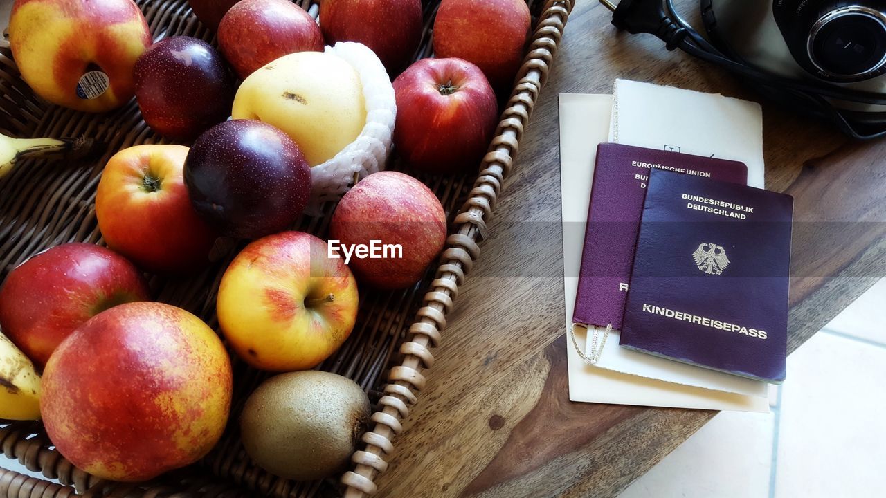 CLOSE-UP OF APPLES IN PLATE ON TABLE