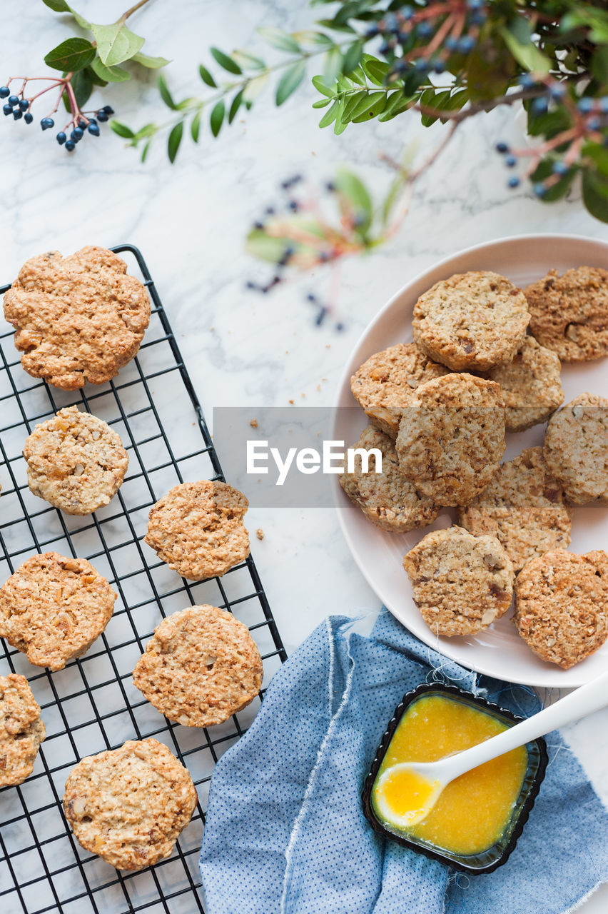 HIGH ANGLE VIEW OF COOKIES IN COFFEE ON TABLE