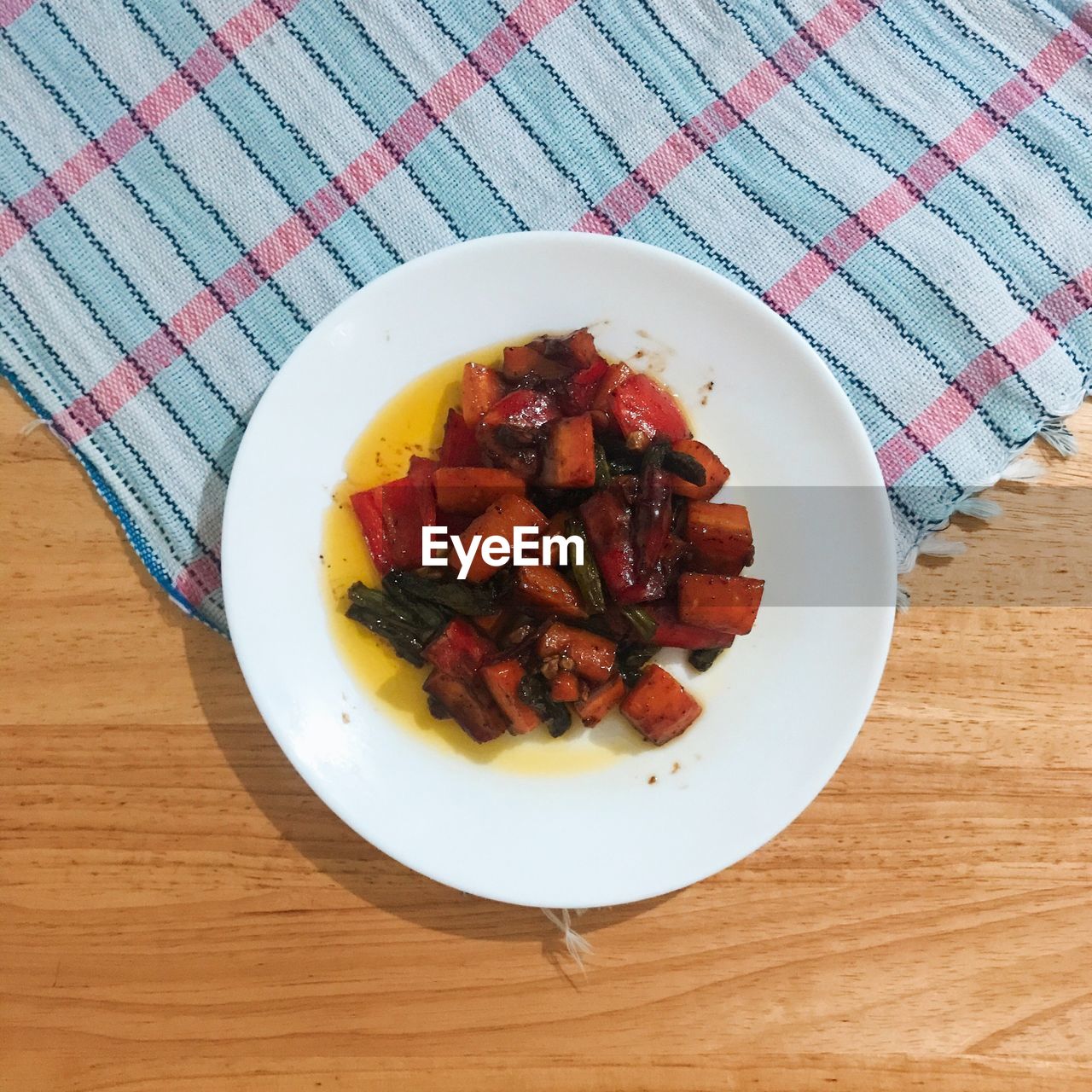 HIGH ANGLE VIEW OF FOOD IN PLATE ON TABLE