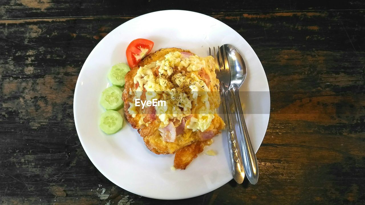 HIGH ANGLE VIEW OF FOOD ON TABLE