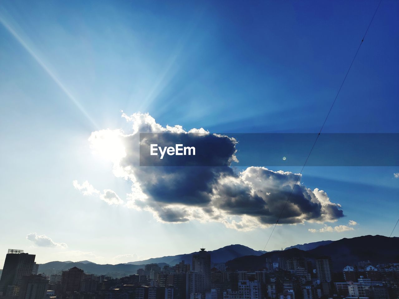 LOW ANGLE VIEW OF BUILDINGS AGAINST SKY