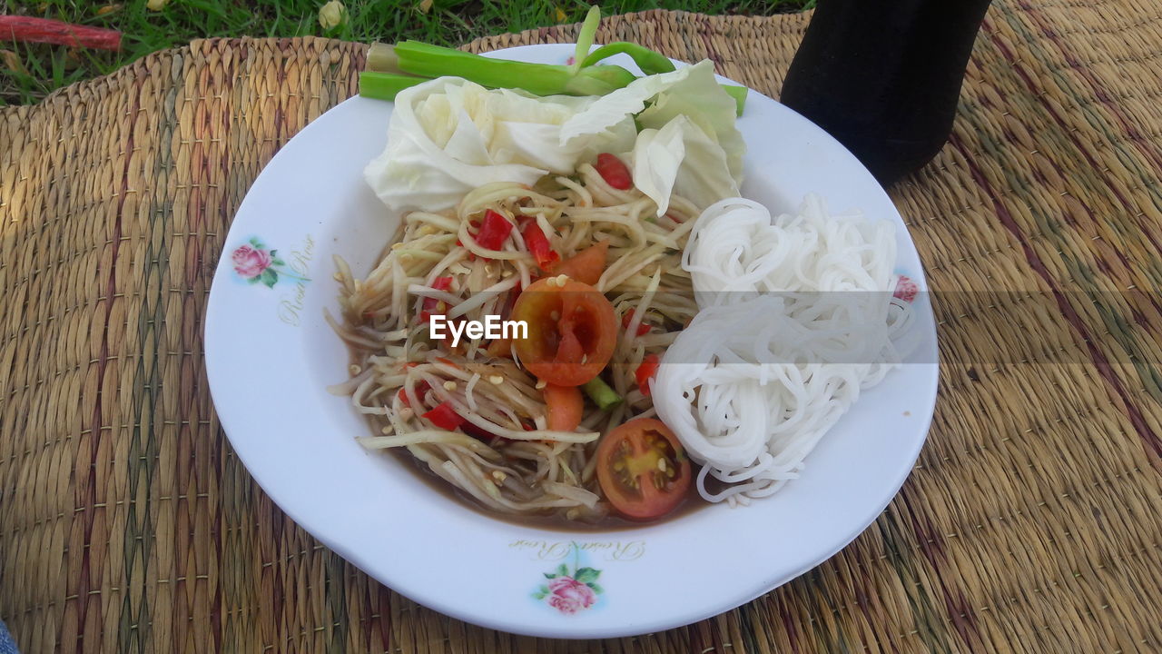 HIGH ANGLE VIEW OF PASTA IN BOWL ON TABLE