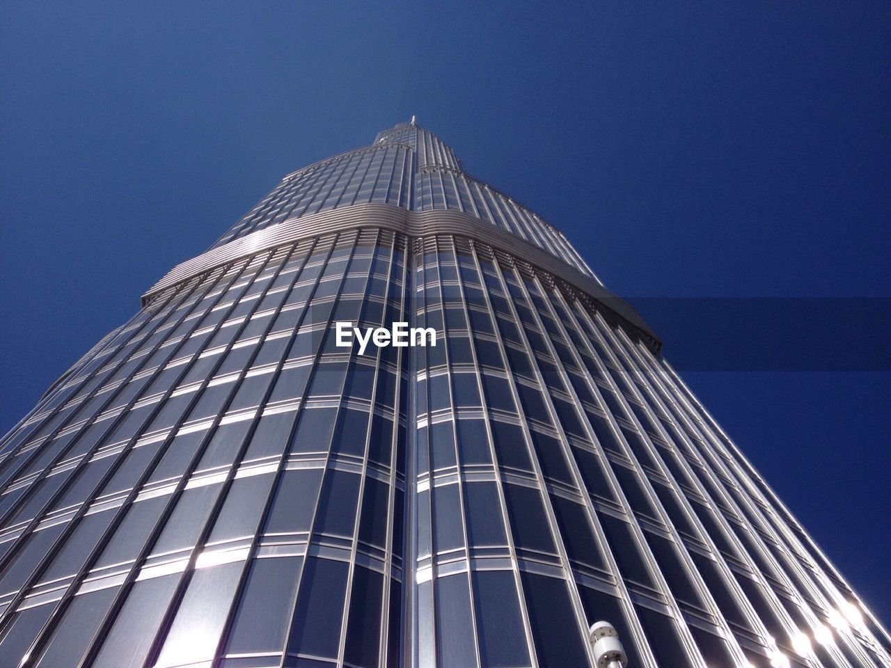 LOW ANGLE VIEW OF SKYSCRAPER AGAINST BLUE SKY