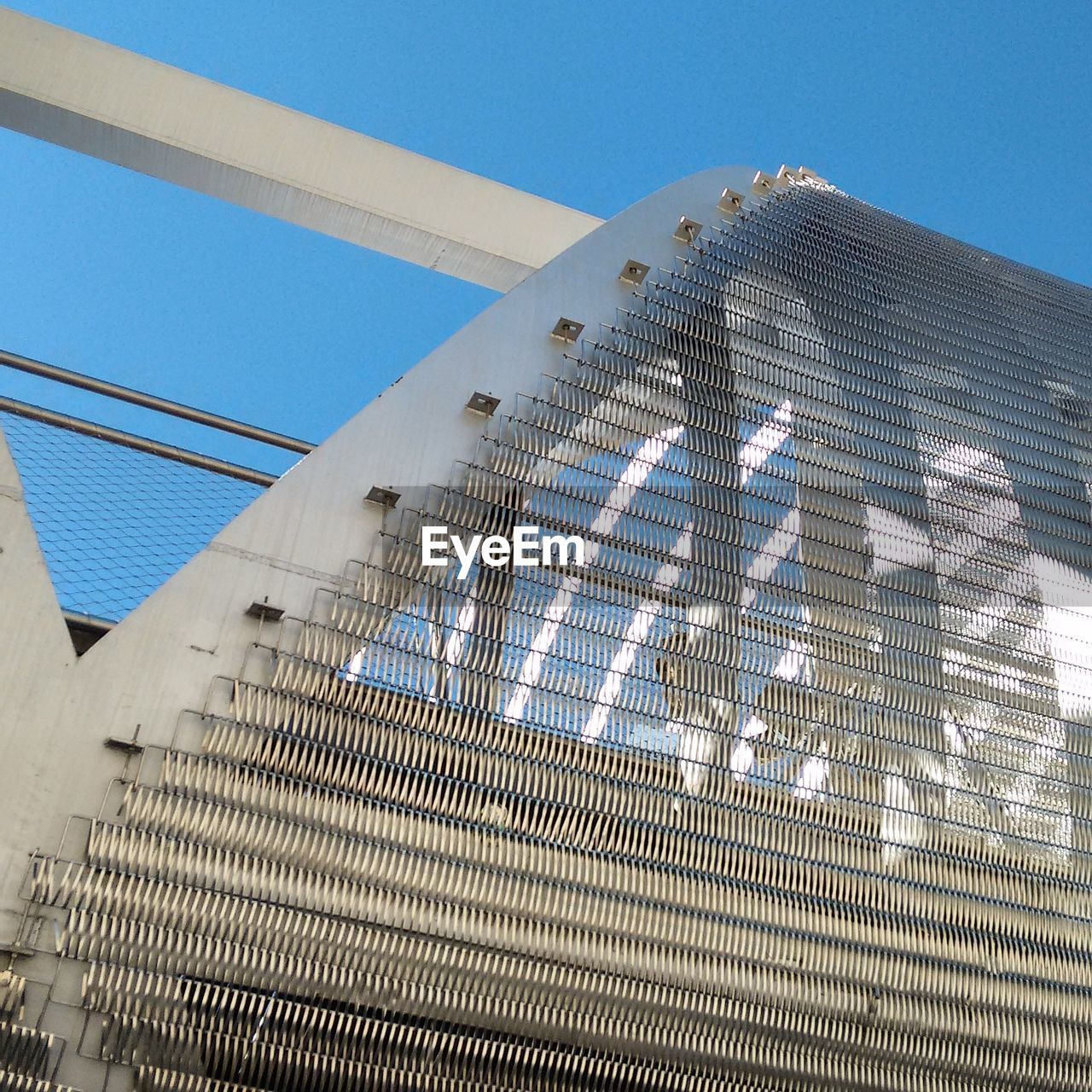 LOW ANGLE VIEW OF MODERN SKYSCRAPER AGAINST SKY