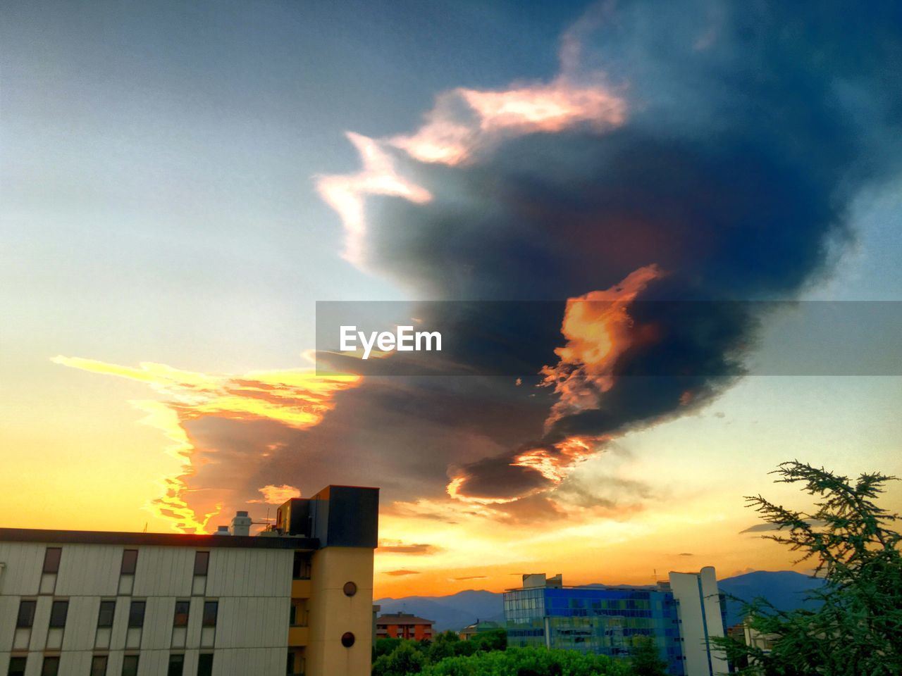 LOW ANGLE VIEW OF BUILDINGS AGAINST SKY AT SUNSET