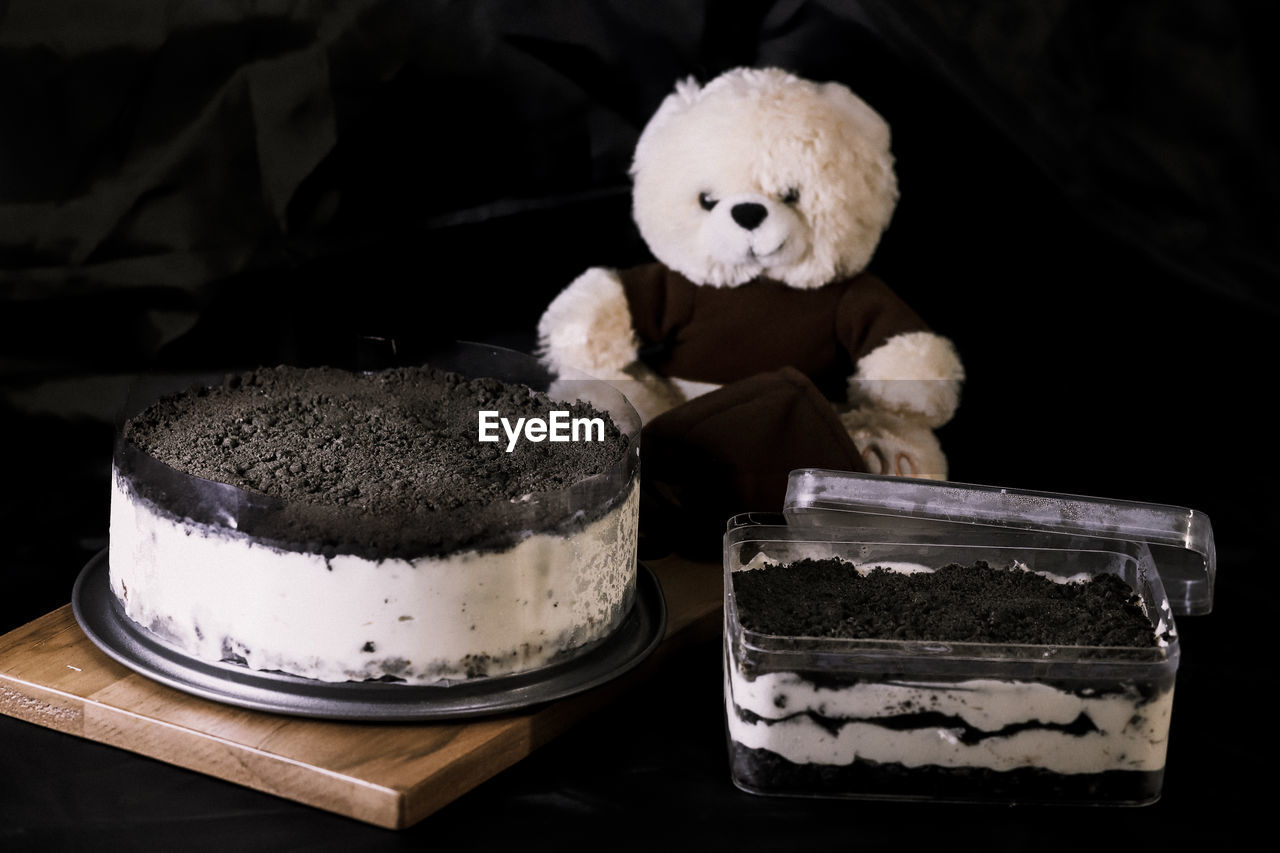 CLOSE-UP OF STUFFED TOY WITH CHOCOLATE CAKE