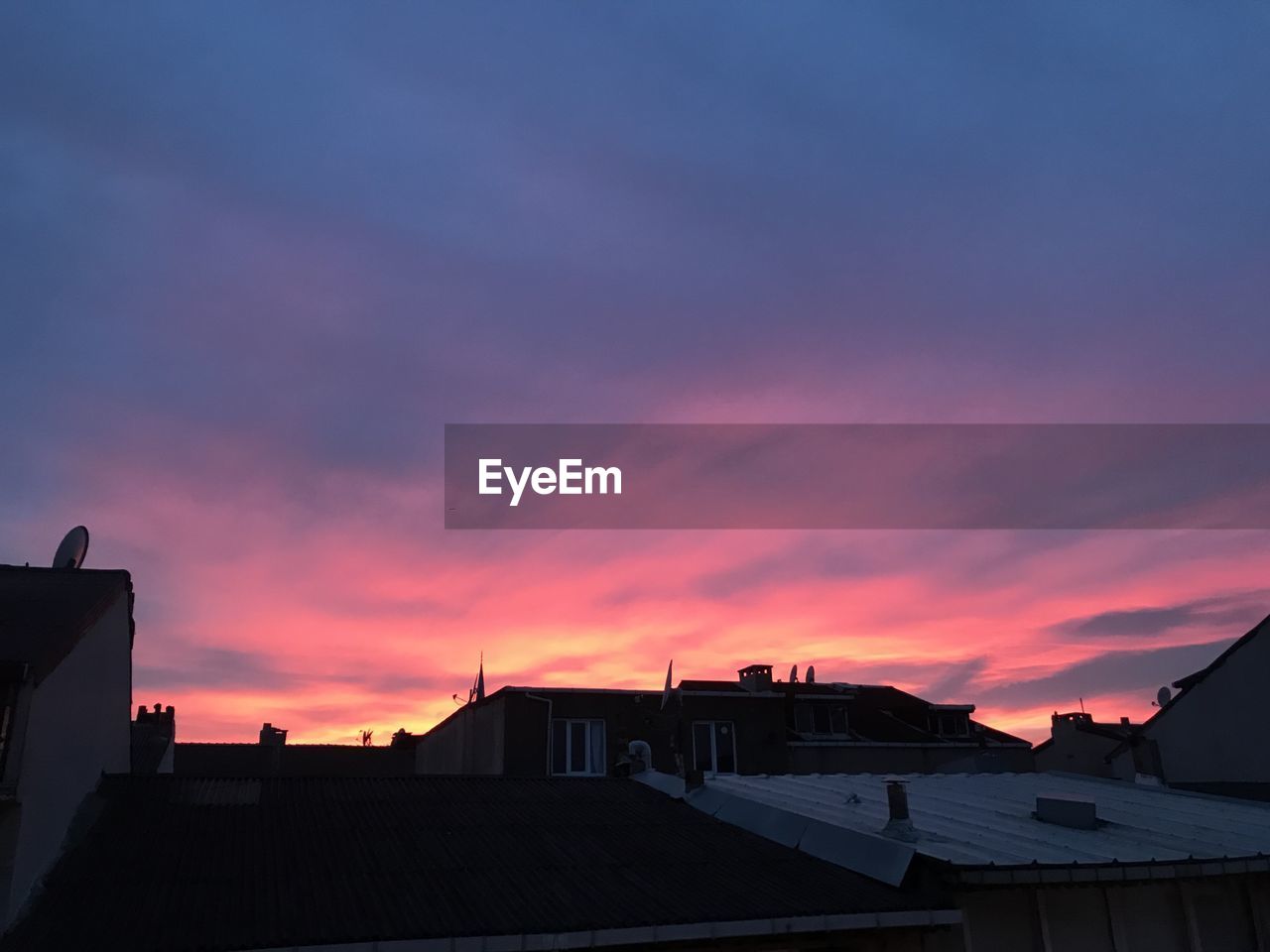 SILHOUETTE BUILDINGS AGAINST SKY DURING SUNSET