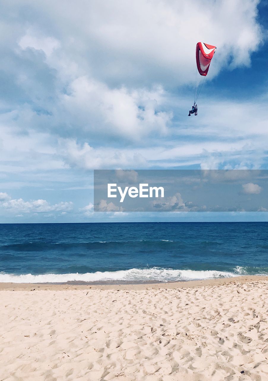 LOW ANGLE VIEW OF KITE FLYING OVER SEA