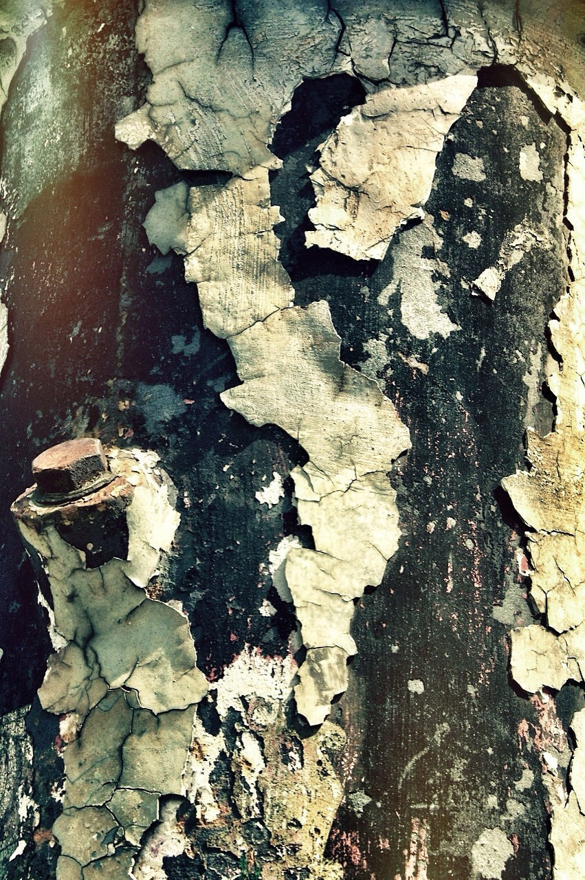 FULL FRAME SHOT OF WEATHERED WALL