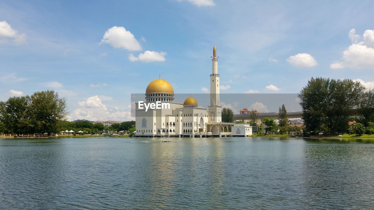 River by assalam mosque against sky