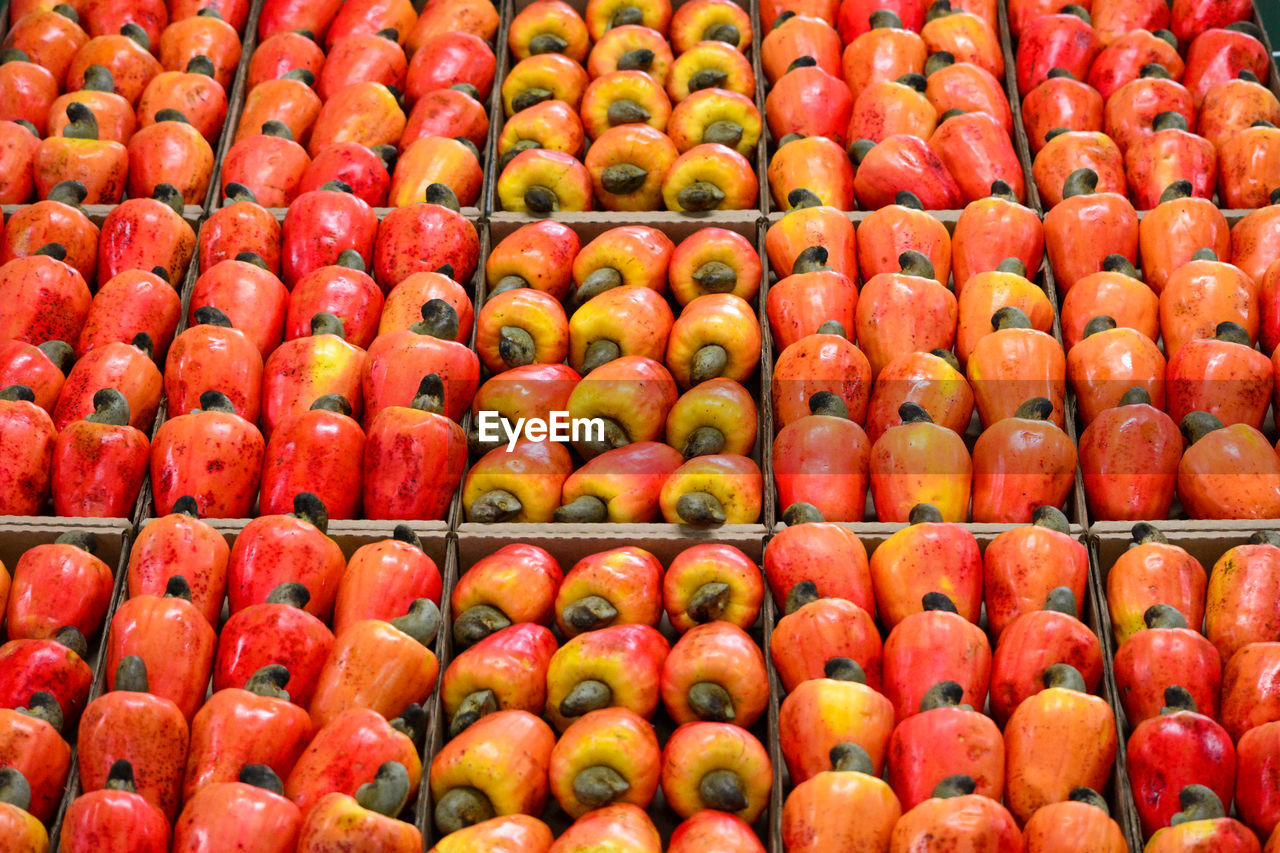 FULL FRAME SHOT OF APPLES AT MARKET STALL