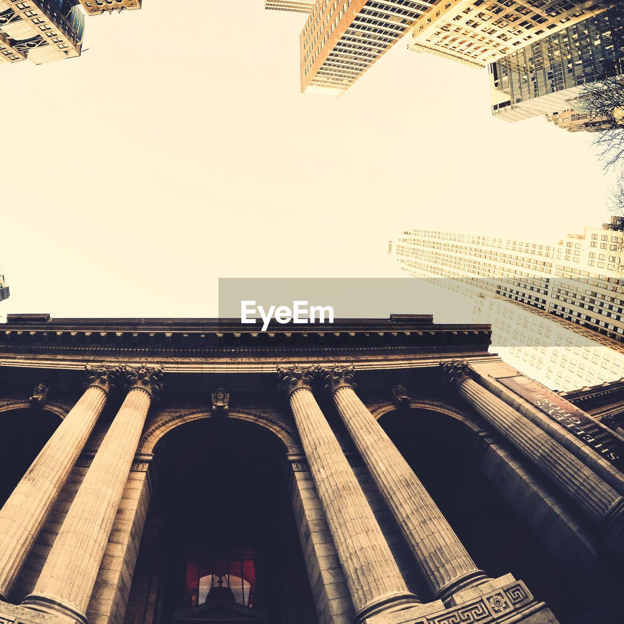 LOW ANGLE VIEW OF HISTORIC BUILDING AGAINST CLEAR SKY