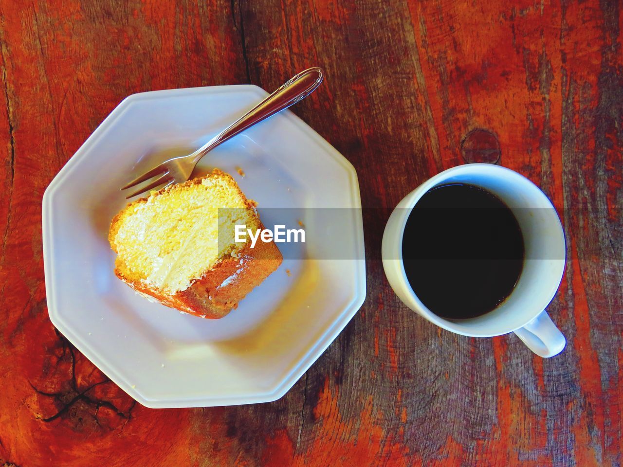 DIRECTLY ABOVE VIEW OF BREAKFAST ON TABLE