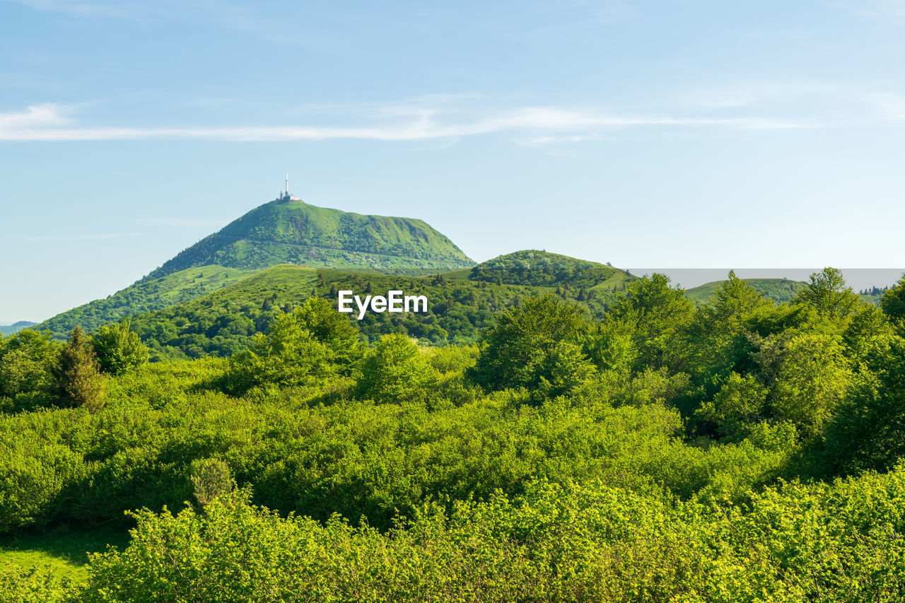 View from the puy-des-goules volcano hiking trail