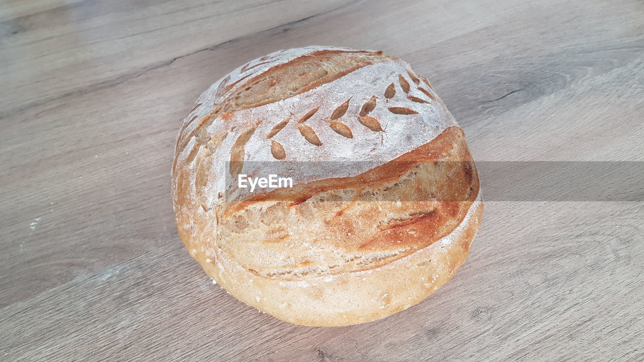 CLOSE-UP OF BREAD ON TABLE