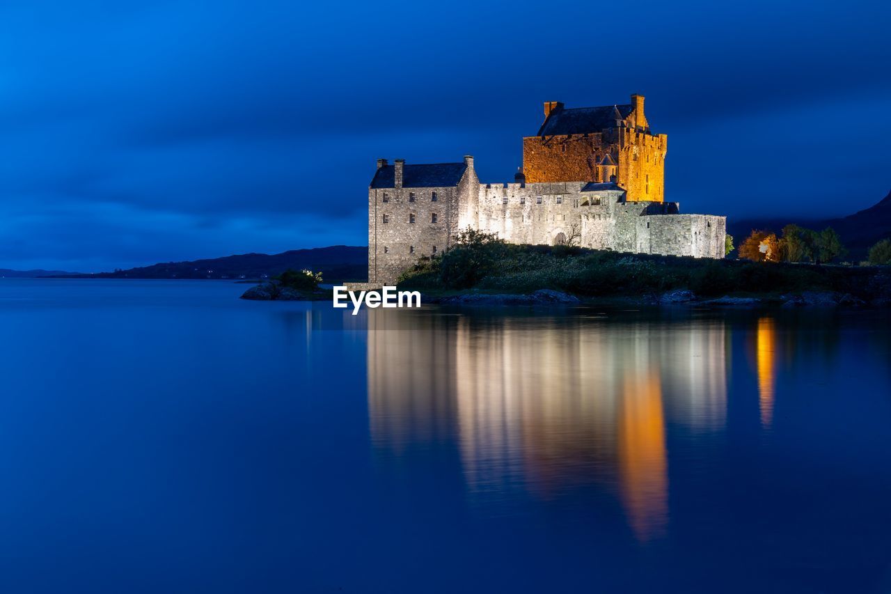 Long exposure photo of eilean donan castle on loch duich, scotland in the evening