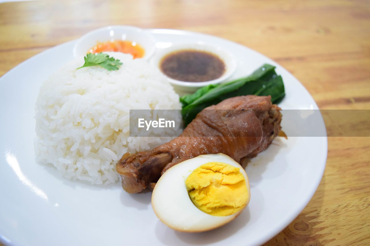 CLOSE-UP OF FOOD SERVED IN PLATE