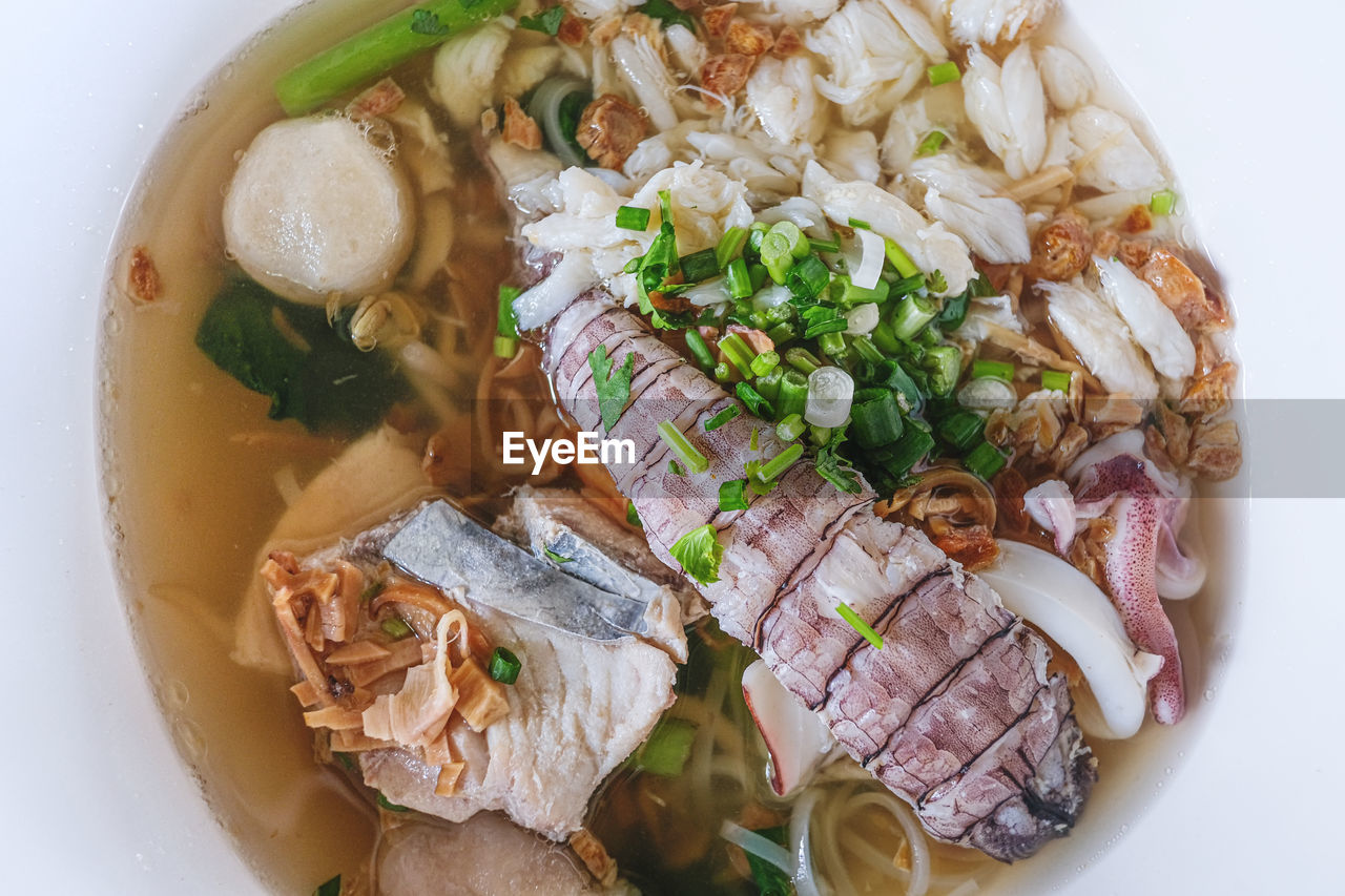 HIGH ANGLE VIEW OF FOOD IN BOWL