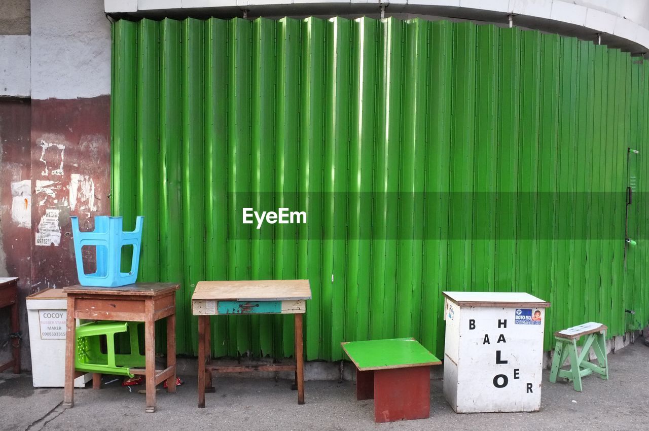 VIEW OF EMPTY CHAIRS IN FRONT OF GREEN CHAIR