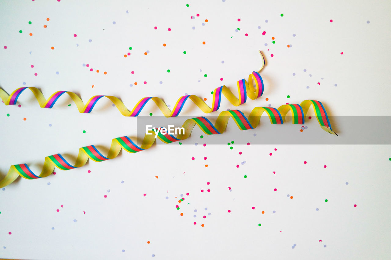 HIGH ANGLE VIEW OF MULTI COLORED PENCILS OVER WHITE BACKGROUND