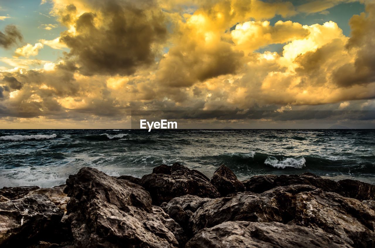 SCENIC VIEW OF SEA AGAINST CLOUDY SKY