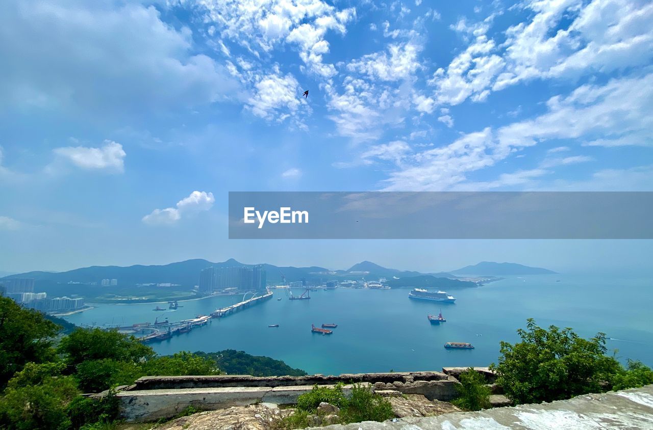 HIGH ANGLE VIEW OF BOATS IN BAY