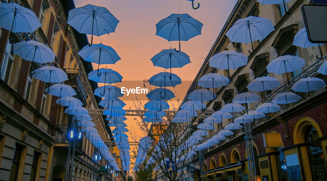 LOW ANGLE VIEW OF BUILDINGS IN CITY