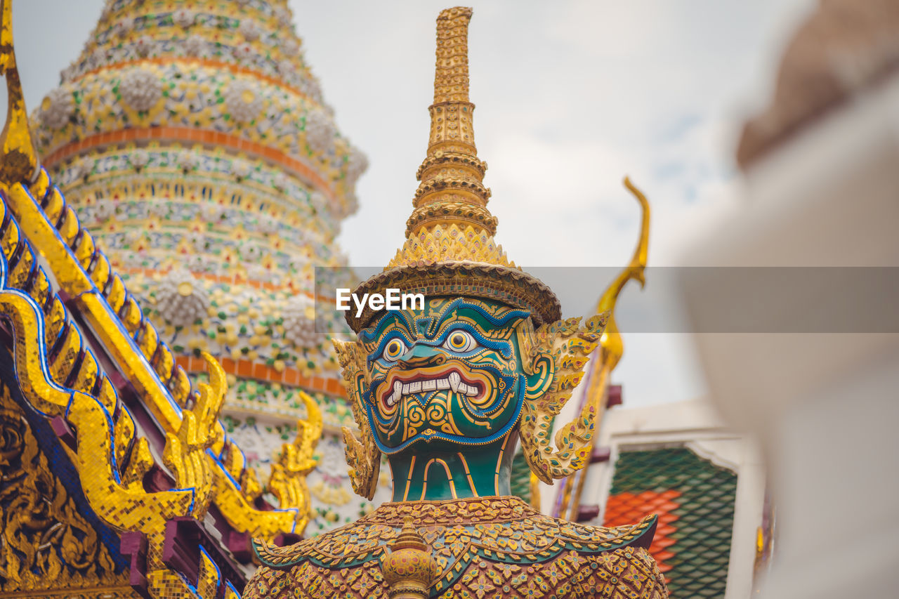 BUDDHA STATUE IN TEMPLE BUILDING