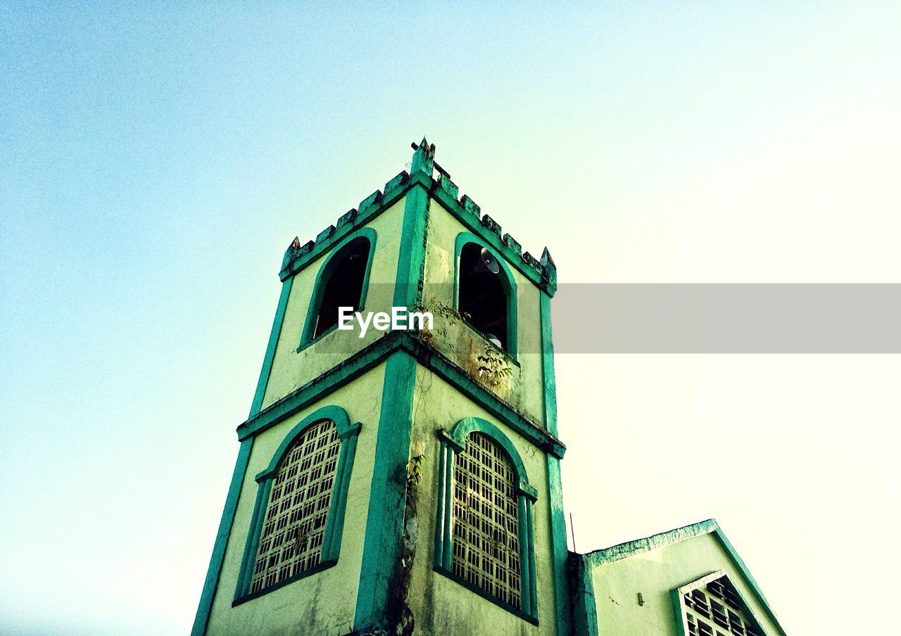 LOW ANGLE VIEW OF BUILT STRUCTURE AGAINST CLEAR BLUE SKY