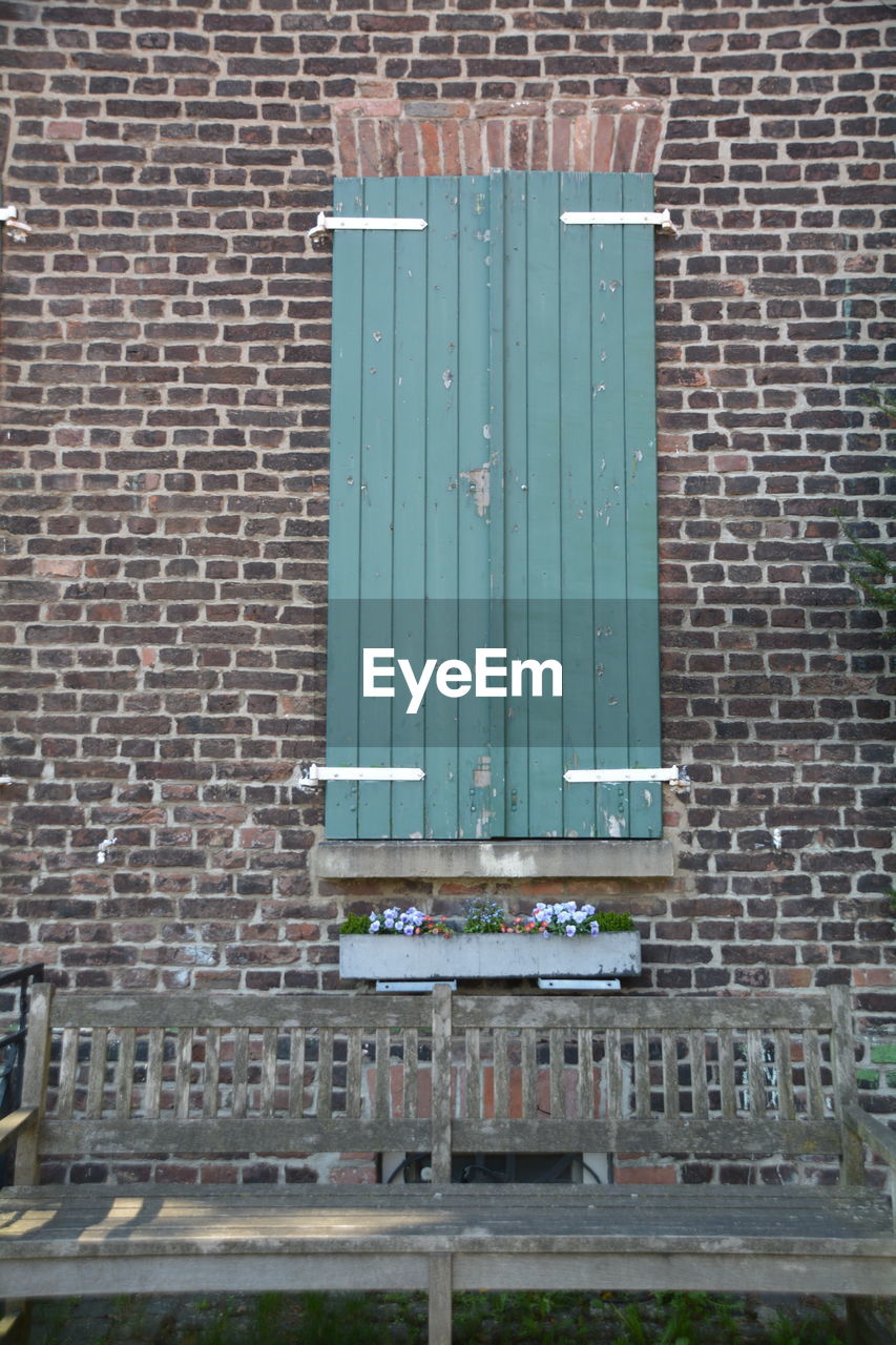 VIEW OF BRICK WALL WITH BRICK WALL