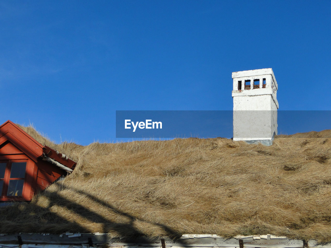 LOW ANGLE VIEW OF BUILDING AGAINST BLUE SKY