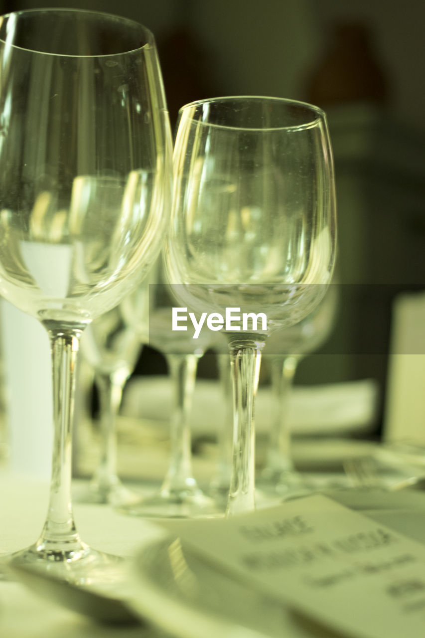 CLOSE-UP OF WINE GLASS ON TABLE
