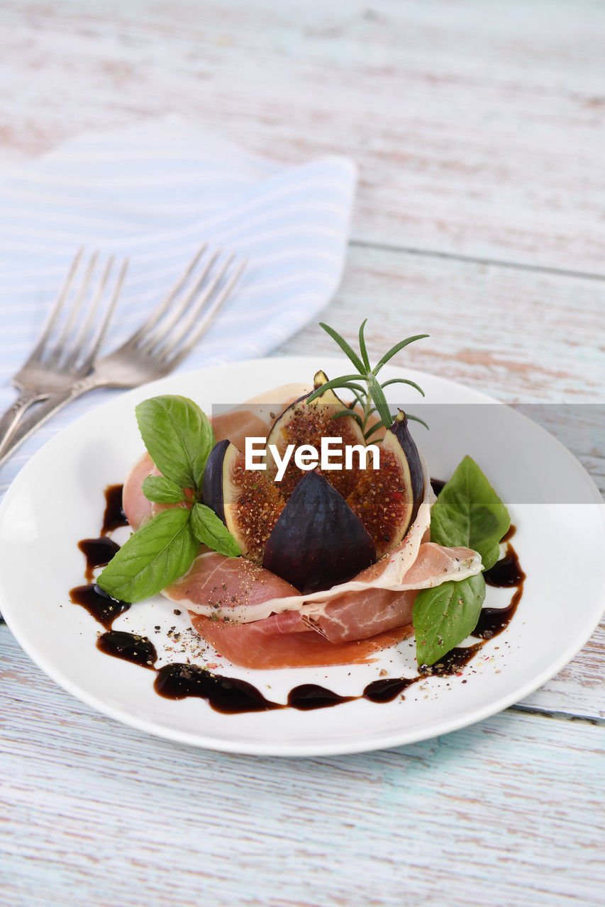 The delicate taste of prosciutto is ideally combined with the sweetness of figs.