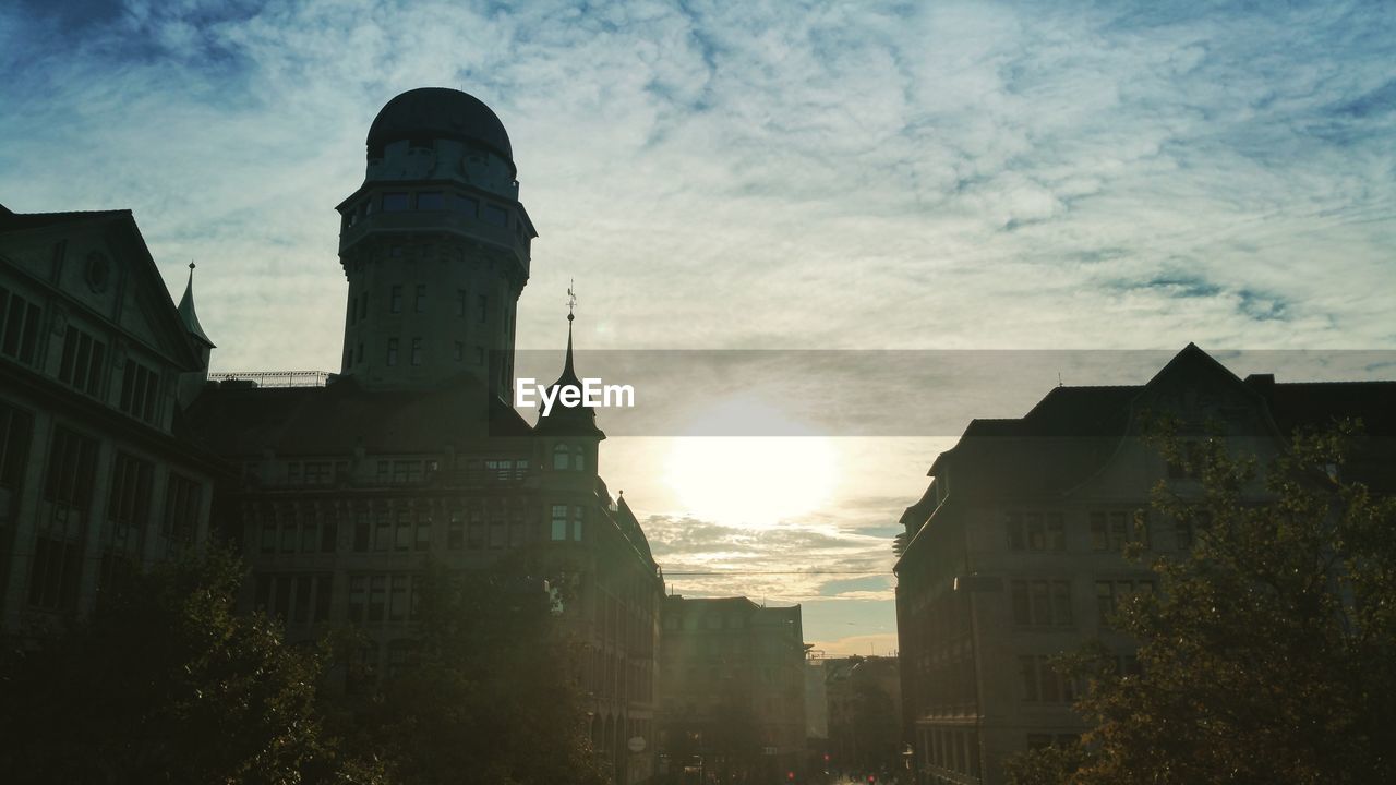 LOW ANGLE VIEW OF SKYSCRAPERS AGAINST SKY