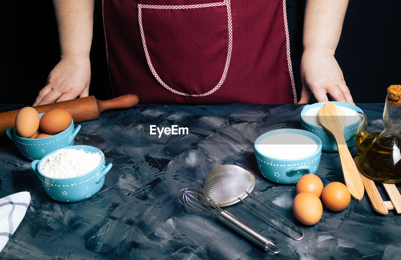 MIDSECTION OF WOMAN HAVING FOOD