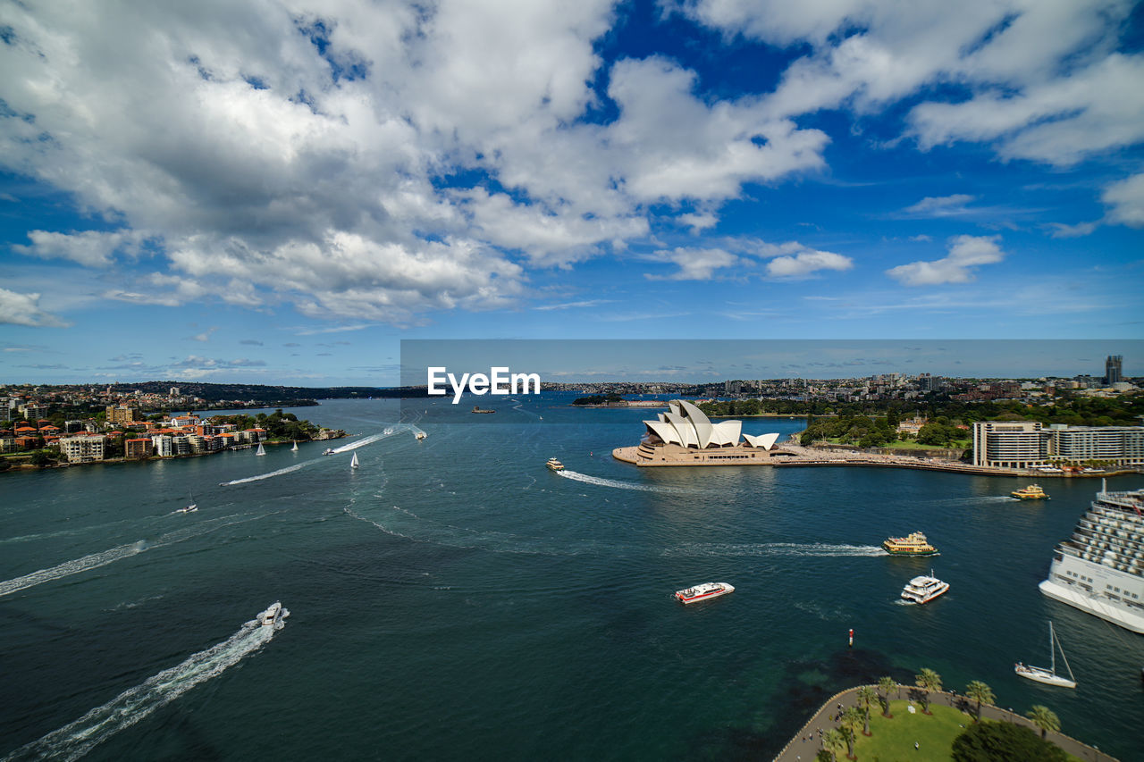 HIGH ANGLE VIEW OF BOATS IN BAY