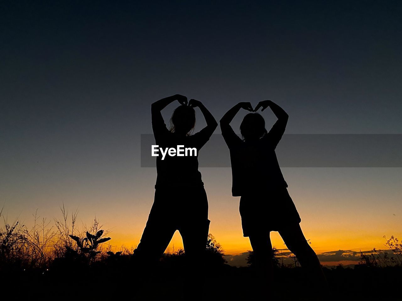 silhouette, sky, sunset, two people, love, togetherness, positive emotion, adult, men, emotion, nature, horizon, women, bonding, friendship, standing, person, back lit, copy space, lifestyles, outdoors, land, leisure activity