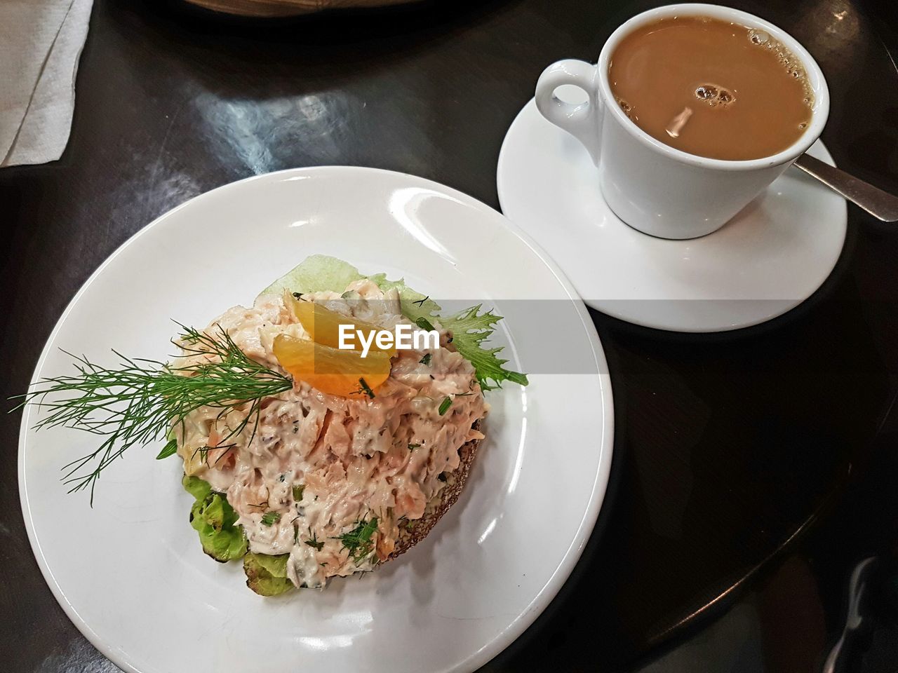 HIGH ANGLE VIEW OF FOOD IN PLATE