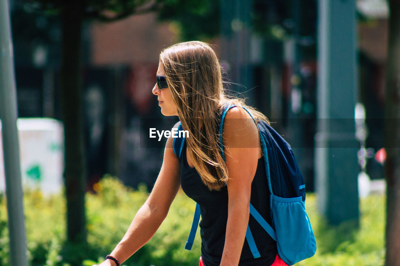 MIDSECTION OF WOMAN WEARING SUNGLASSES