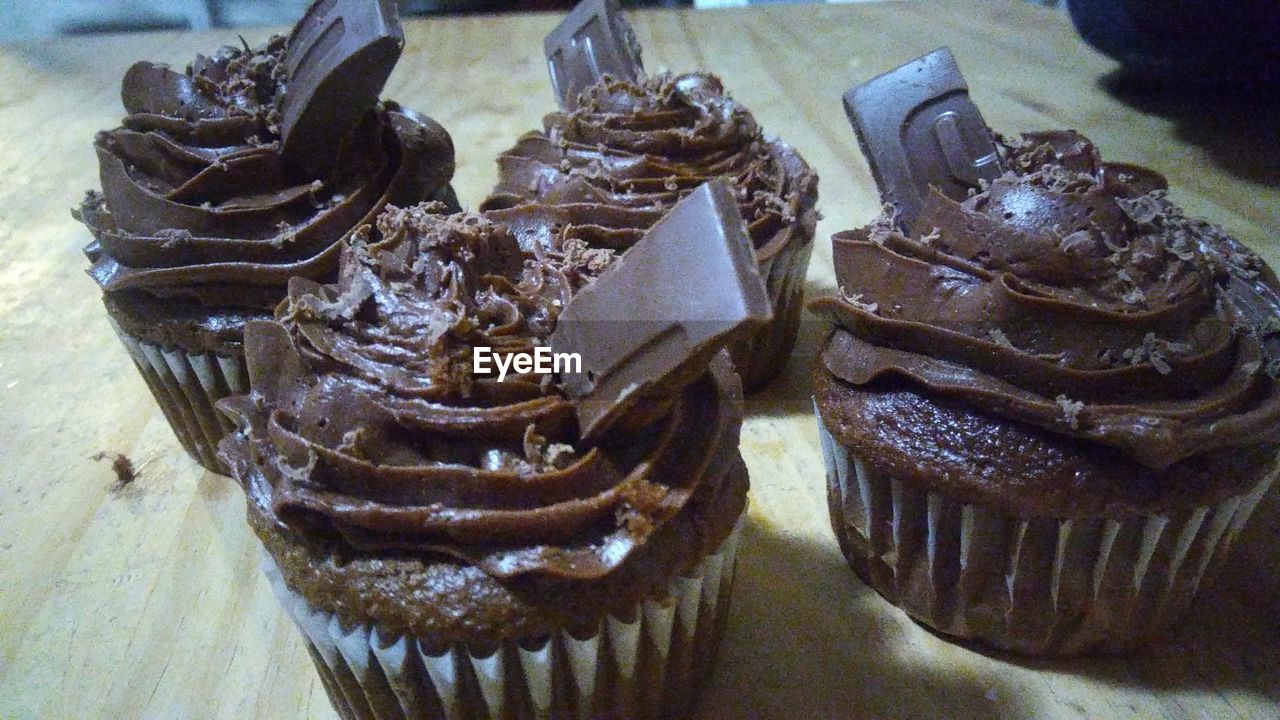 HIGH ANGLE VIEW OF CUPCAKES