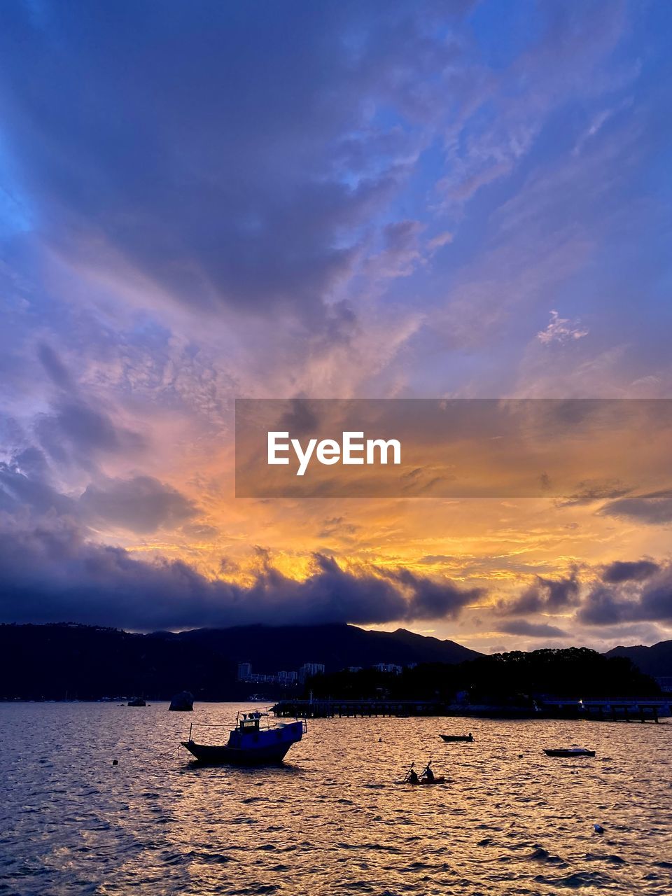 SILHOUETTE BOAT IN SEA AGAINST SUNSET SKY