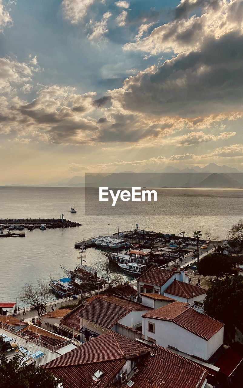 HIGH ANGLE VIEW OF SEA AGAINST SUNSET SKY