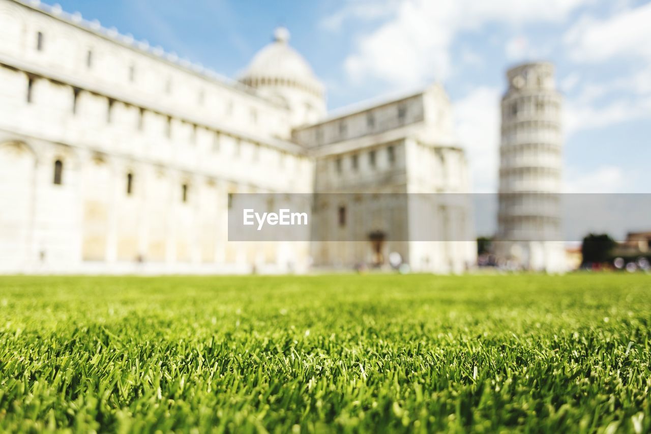 Surface level of leaning tower of pisa against sky