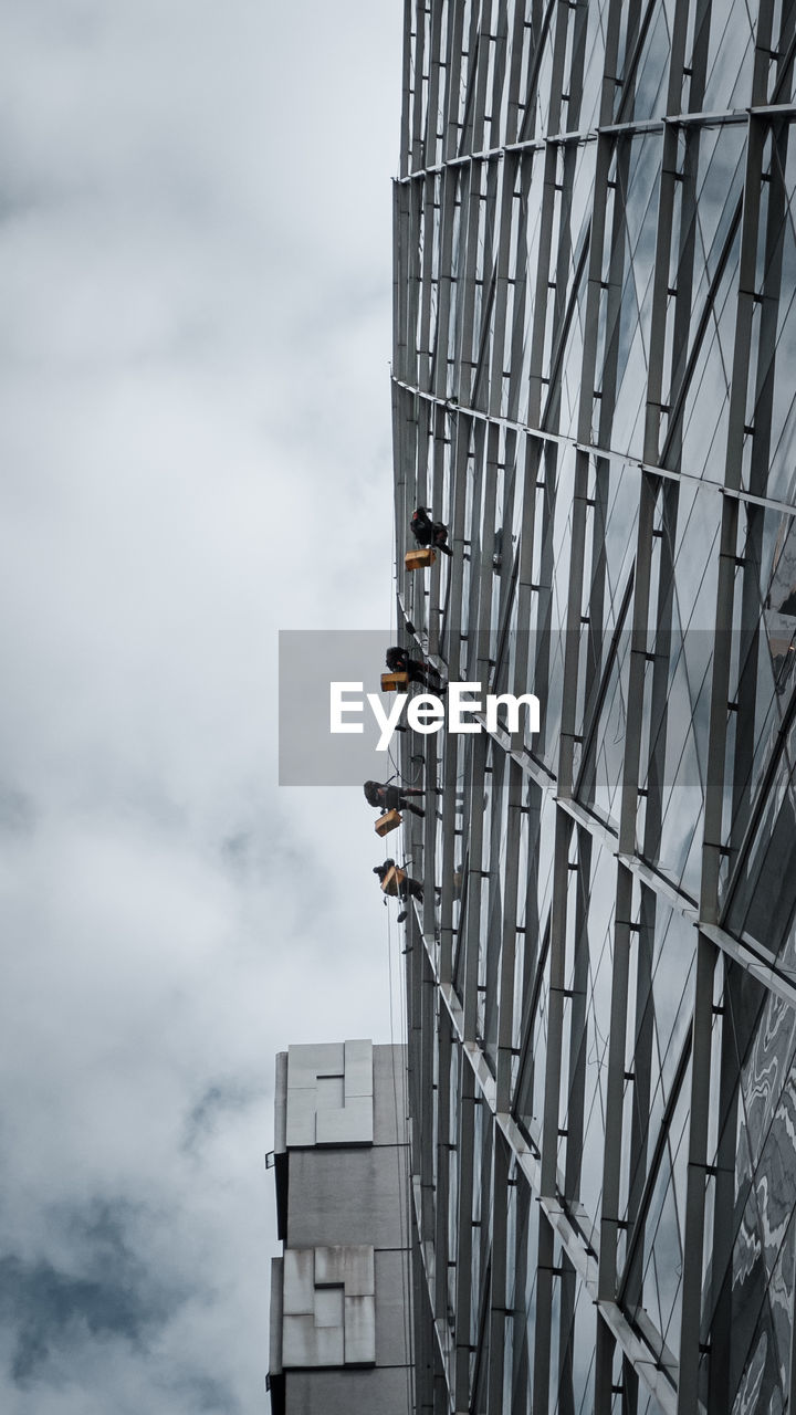 LOW ANGLE VIEW OF BUILDINGS AGAINST SKY