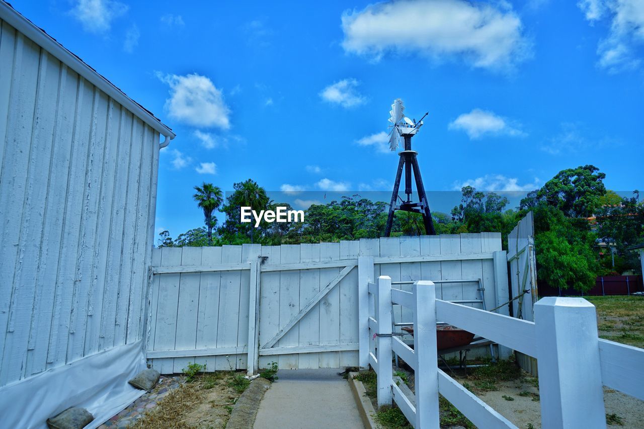 VIEW OF BUILT STRUCTURE AGAINST SKY