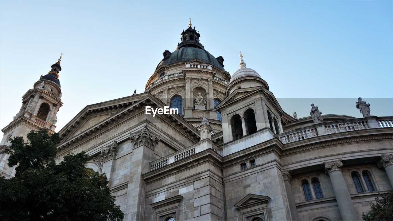 LOW ANGLE VIEW OF HISTORICAL BUILDING AGAINST SKY