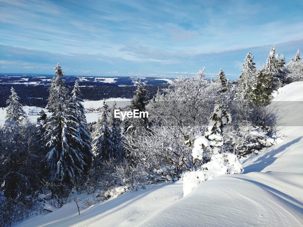 SCENIC VIEW OF SNOW COVERED MOUNTAINS AGAINST SKY