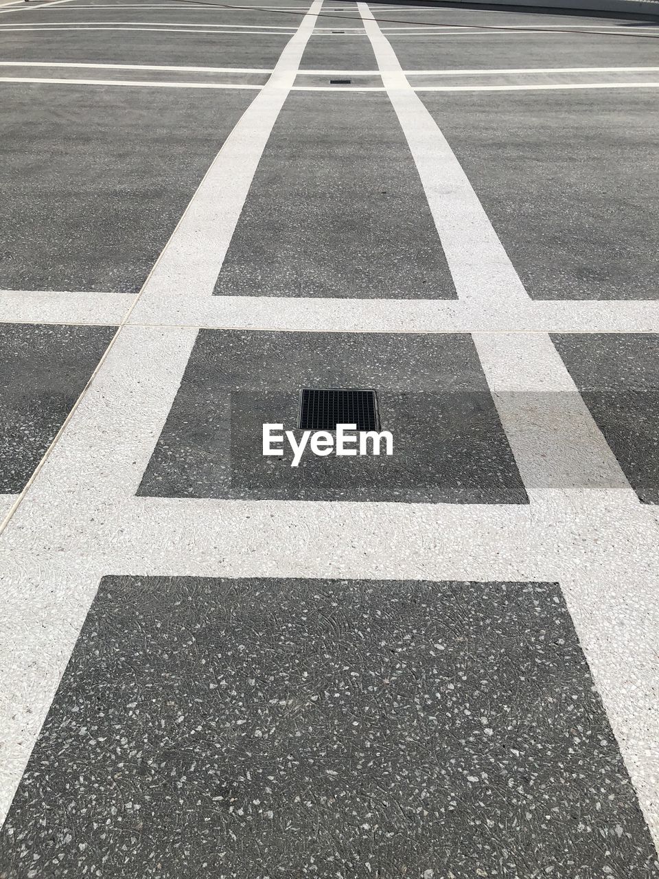 HIGH ANGLE VIEW OF ARROW SIGN ON ROAD